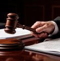 Суд признал законным разный оклад на одинаковых должностях
